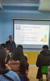 英語系教師黃燕萍 跨界融合心理學，以專業服務回饋社會